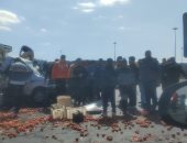انقلاب سيارة طماطم بالقرب من جهاز مدينة العاشر من رمضان وإصابة 3 أشخاص.. صور