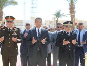 محافظ البحر الأحمر يضع إكليل من الزهور على النصب التذكاري للشهداء بالغردقة