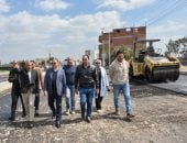 محافظ الشرقية يتابع سير أعمال الرصف بطريق كوبري البحر أبو طبل بمنيا القمح