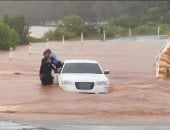 بين الحياة والموت.. لحظات مرعبة لإنقاذ طفل من سيارة غمرتها فيضانات أستراليا