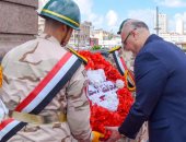 محافظ الإسكندرية يضع إكليل الزهور على النصب التذكارى للشهداء