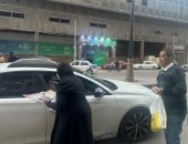 والدة الشهيد عبدالله الحمامي توزع التمور على الصائمين بشوارع بورسعيد.. فيديو