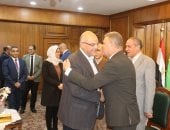 محافظ القليوبية يستقبل أيمن عطية محافظ الإسكندرية لتكريمه تقديرًا لجهوده