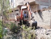 بدء تغطية وتطهير مصرف الطريق المؤدى لمدرسة فزارة بالمراغة فى سوهاج