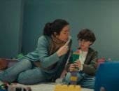 مسلسل اللون الأزرق الحلقة 5.. انهيار آمنة بعد اختفاء حمزة ومحاولتها دمجه مع أبناء عمه.. الطبيب ينتقد تغيير مراكز العلاج.. الطفل يندمج مع الممرضة ووالده يلعب معه.. وتأثر الأم بقصة ابن المربية وتفقد عملها