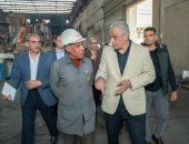 وزير الإنتاج الحربى يتابع سير العمل فى «حلوان للمسبوكات» و«حلوان للأجهزة المعدنية»