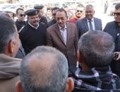 محافظ سوهاج يتفقد سير العمل بمحطات الوقود ومواقف سيارات الأجرة