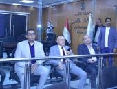 محافظ الأقصر يتابع تطبيق تعريفة السرفيس الجديدة من مركز الطوارئ.. صور