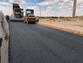 ماكينة عمل لا تتوقف لاستكمال منظومة تطوير الطرق ورفع كفاءة المناطق العشوائية بالوادى الجديد.. رصف الوصلات المتهالكة على طريق الداخلة الخارجة وازدواج طريق موط الشيخ والى وتنفيذ أعمال رصف المناطق العشوائية.. صور