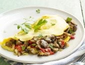 سحور 23 رمضان.. طريقة عمل بيض أومليت بالخضار والسجق