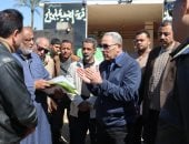 محافظ الإسماعيلية يتابع ميدانيا التزام السائقين بالتعريفة الجديدة