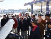 محافظ السويس يتفقد محطات تموين السيارات لمتابعة انتظام العمل