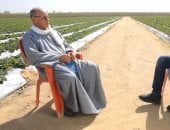 أزهري يكتب قصة نجاح فى استصلاح الصحراء وزراعتها ببرنامج "أجمل ناس" 