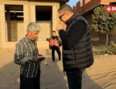 الصدفة تجمع عامل نظافة بعمرو الليثي في أجمل ناس ويجبر بخاطره ويهديه جائزة مالية