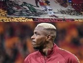 جمهور جالاتا سراى يبهر أوسيمين بلافتة مميزة.. والنيجيرى يرد