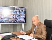 سكرتير عام الفيوم يتابع حالة المواقف ومحطات الوقود بالفيديو كونفرانس