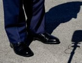 أهداه لمستشاريه وأصدقائه.. سر هوس ترامب بحذاء سعره 145 دولار