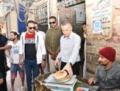 محافظ أسوان يفاجئ مخابز بلدية ويحرر محضر نقص وزن