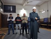 أداء صلاة المغرب داخل الكنيسة الإنجيلية بسرايا القبة خلال إفطار رمضانى.. صور 