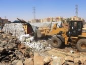 إزالة 7 تعديات بالإسكان المميز فى أسوان.. صور