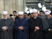 آلاف المصلين يحيون التراويح بالقراءات المتواترة في رحاب الجامع الأزهر