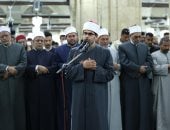 "النابغة" عبد الله عمار الطالب الأزهري بكلية أصول الدين يؤم المصلين بالجامع الأزهر