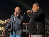 هشام عباس يحتفل بعيد ميلاد محمد عدوية فى سهرة رمضانية ويغنيان ناري ناري