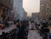 لمة الحبايب.. عشرات الشباب فى تجهيز مائدة المخبز الآلى بقنا (لايف)