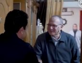 "بركة رمضان".. سامح حسين يُفاجئ أسرة "عم ممدوح" بـ100 ألف جنيه