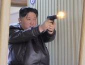 زعيم كوريا الشمالية وابنته يختبران مسدسات حديثة فى مصنع للذخيرة.. صور