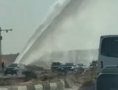 انفجار ماسورة مياه على طريق الواحات بأكتوبر يربك المرور.. صور