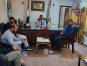 حياة كريمة بالأقصر.. رئيس مدينة أرمنت يتابع مشروعات القرى ويعقد لقاء مع المواطنين