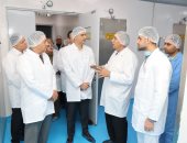 وزير الصناعة يتفقد 5 مصانع متخصصة فى الصناعات الدوائية بالعبور