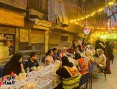 روح رمضان فى العمرانية.. أهالى المنطقة على مائدة إفطار واحدة «فيديو وصور»