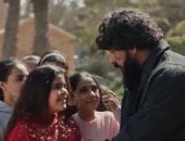 أحمد العوضى يزور الأطفال فى دار الأيتام ويحتضنهم بالحلقة 24 من على كلاى