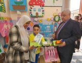 وكيل تعليم الأقصر يفتتح معرض الصفوف الصغرى بمدرسة السلام ويكرم المعلمات المتميزات