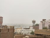 العاصفة الترابية وصلت الأقصر.. اختفاء الشمس والمحافظة ترفع درجة الاستعداد.. مباشر