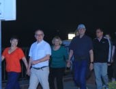 فوج من السُيّاح الألمان يتجولون بممشى كورنيش مدينة بني سويف خلال رحلتهم النيلية