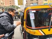 حملة مكبرة لرفع الإشغالات وتحديد أجرة التوكتوك بمدينة طهطا بسوهاج.. صور