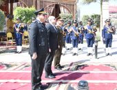 محافظ الفيوم يضع إكليلاً من الزهور على النصب التذكارى للشهداء بميدان قارون