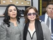 وزيرة التضامن والفنانين يوزعان الملابس والهدايا على الأطفال براعى مصر