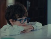 مسلسل اللون الأزرق.. أنشطة منزلية تساعد طفل التوحد على تحسين التواصل