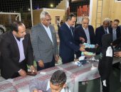 محافظ سوهاج يوزع الهدايا على أطفال مؤسسة البنين بحى الكوثر