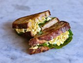 سحور 27 رمضان.. طريقة عمل سندوتشات البيض بالجبنة والجرجير