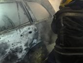 استخراج جثة متوفى من داخل سيارة مشتعلة على طريق السويس الصحراوى.. صور