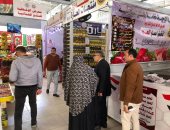 محافظ الدقهلية يتفقد منافذ السلع ويحذر من عدم الإعلان عن الأسعار ومخالفة التخفيضات