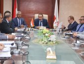 محافظ سوهاج يبحث موقف الفرص والمشروعات الاستثمارية وتعزيز التنمية