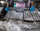 رسم البهجة رغم القصف.. فلسطينيون يصنعون حلويات عيد الفطر المبارك