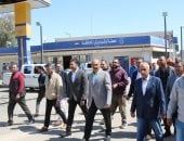 محافظ السويس يتفقد جراج وورش ومخازن المحافظة لمتابعة سير العمل