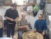 55 عاما من العطاء.. تكية الحسين بالمراغة تجمع القلوب على الخير وتطعم آلاف الفقراء طوال العام بمشاركة متطوعين من مختلف المهن.. توزع 3000 وجبة يوميا مجانا في رمضان بمشاركة 20 شابا وطفلا.. والكل بيمشى مجبور.. صور